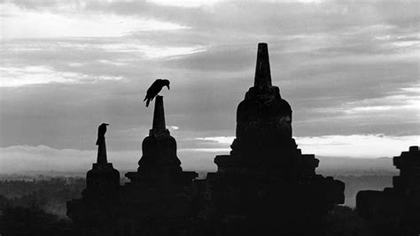  “Stories by the River” - A Journey Through Indonesian Life Captured in Haunting Black and White